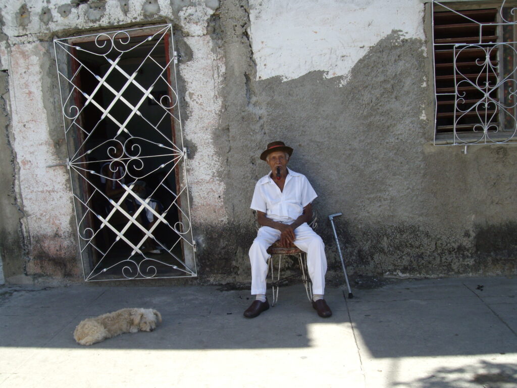 Un homme et son chien à la Havane à Cuba